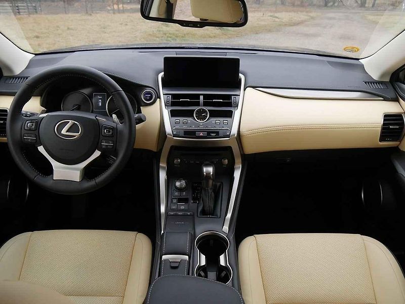 Lexus NX 300h.