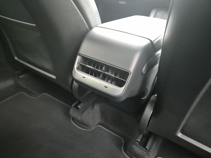 Tesla Model Y LONG RANGE DUAL MOTOR  92% - fotka 45 z 50