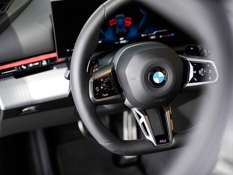 BMW Řada 5 520d xDrive M-Sport DrivAs+ HK - fotka 12 z 22
