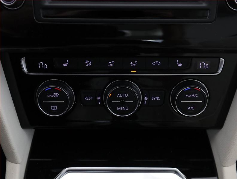 Volkswagen Passat (2016) 2.0 TDI, Serv.kniha, Kůže - fotka 12 z 17