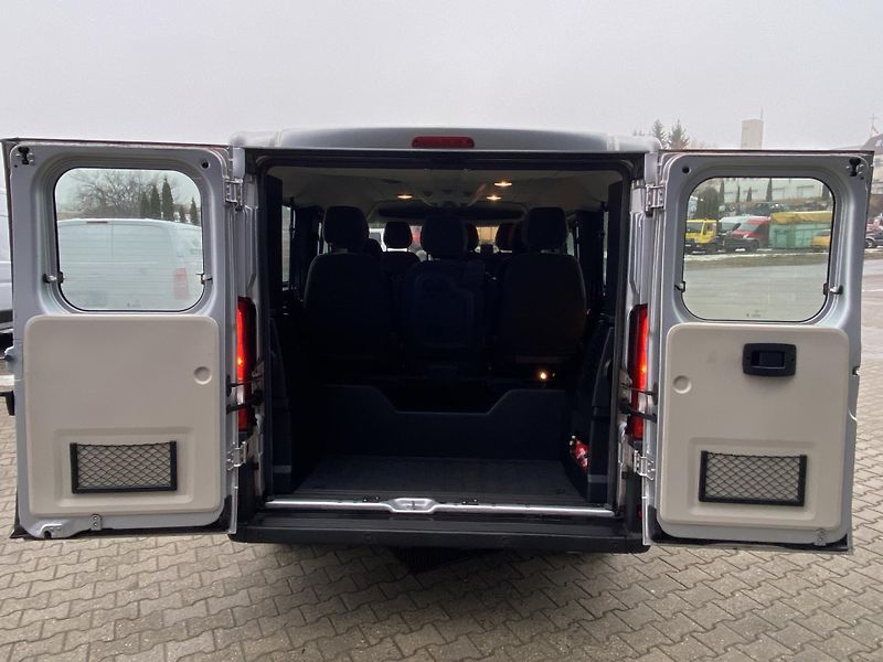 Peugeot Boxer (2019) L1H1 BlueHDi 140k MAN6 9 míst - fotka 7 z 22