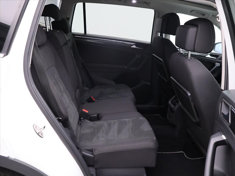 Volkswagen Tiguan Allspace 2,0 TSI 162kW DSG 4M LED 1.Maj - fotka 13 z 33