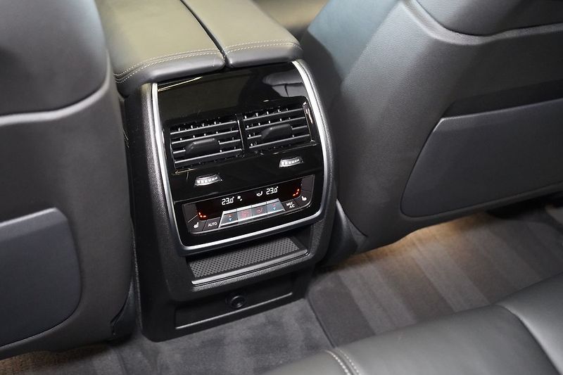 BMW X5 M50d, M Professional, Masáž - fotka 53 z 57