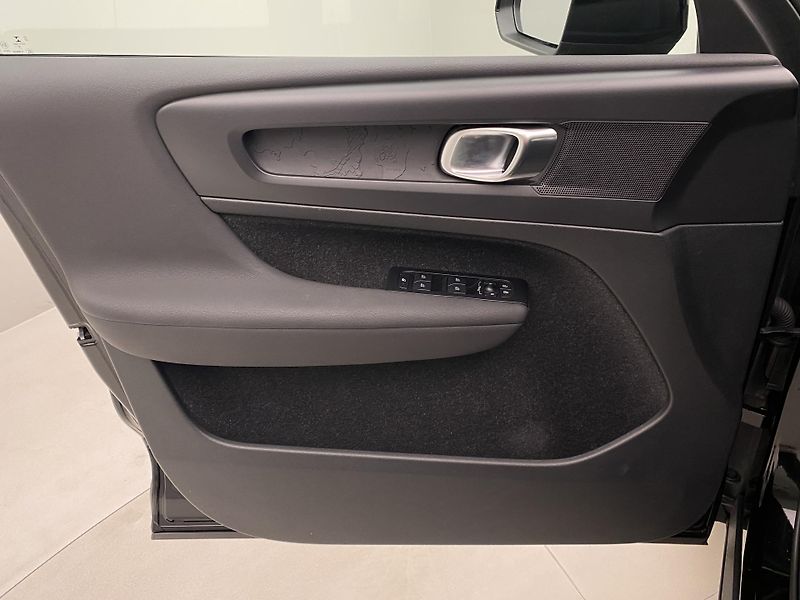 Volvo XC40 T2 KINETIC AUT REZERVACE - fotka 7 z 39