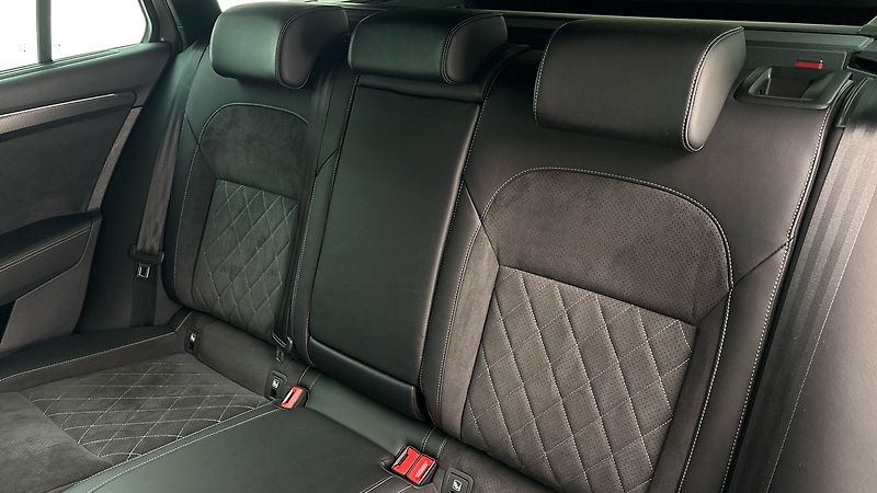 Škoda Superb 1.5 TSI Sportline Combi - fotka 16 z 30