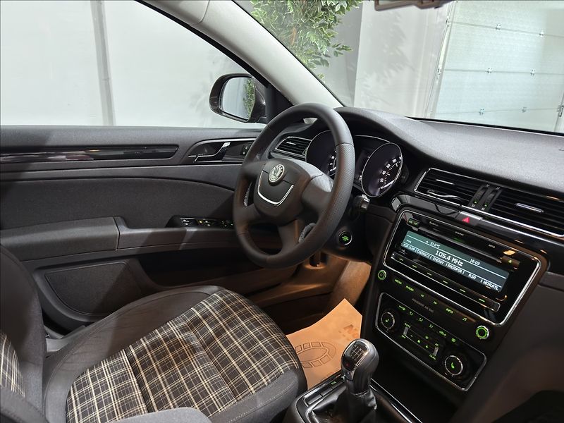 Škoda Superb 2,0   TDI 4X4 125KW ELEGANCE - fotka 18 z 31
