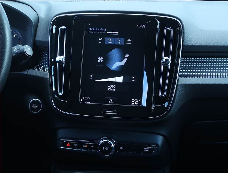 Volvo XC40 (2019) R-Design D4 AWD - fotka 12 z 27