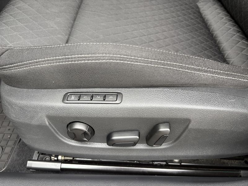 Škoda Superb Combi 1.6 TDI STYLE 88 kW M6F - fotka 18 z 30