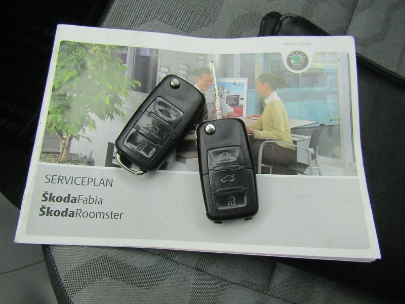 Škoda Roomster (2007) 1.6 16V 77kW - fotka 35 z 36
