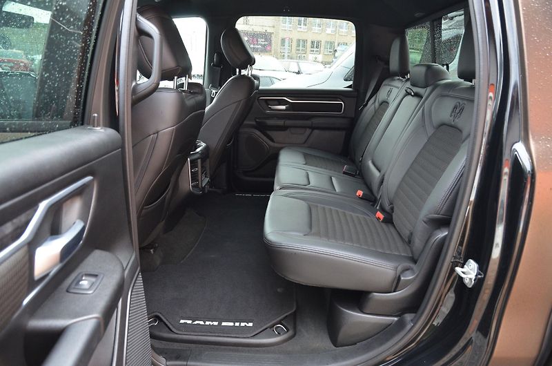 Dodge RAM (2022) 1500 BIGHORN 5.7 V8 HEMI 4x4  - fotka 20 z 51