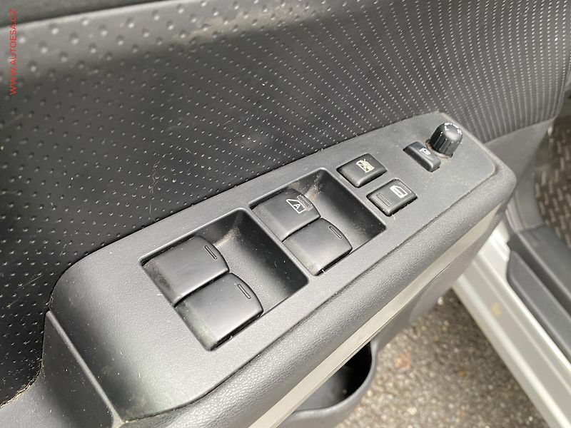 Nissan X-Trail (2011) 2.0 dCi 4x4, AT, xenon - fotka 13 z 17