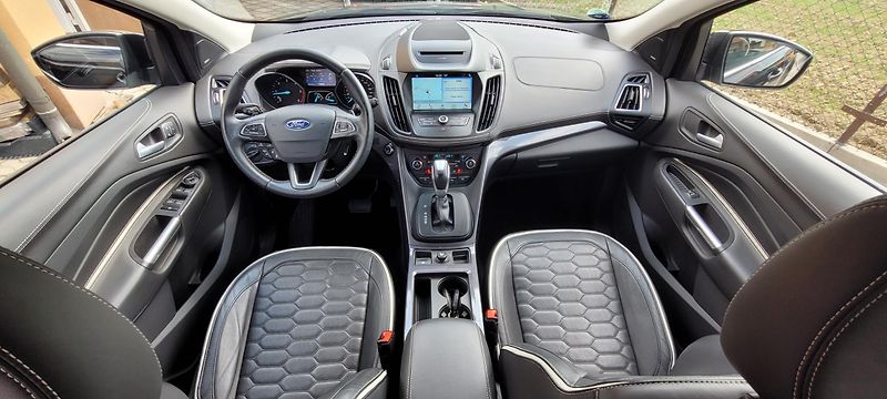 Ford Kuga (2017) 2,0TDCi 132kW DSG 4×4 Vignale  - fotka 19 z 52