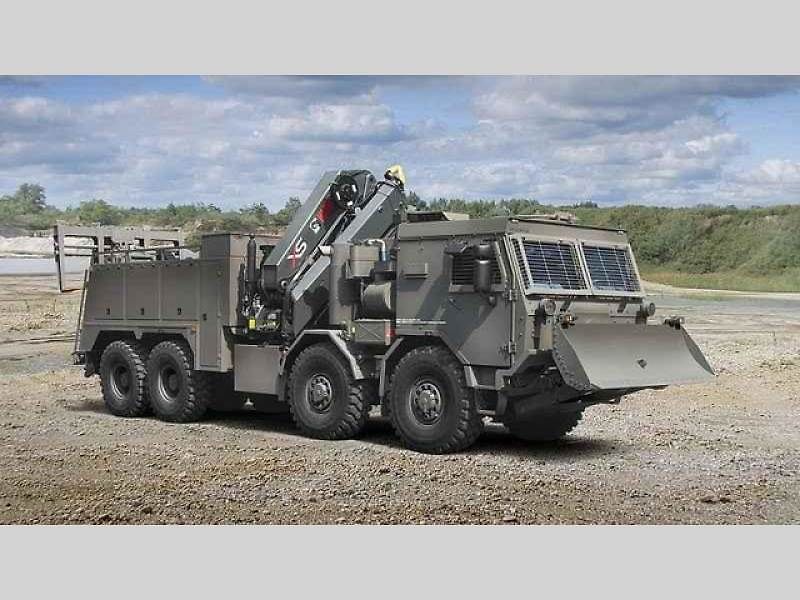 Tatra Force 8x8 – vozidlo pro přepravu potrubí.
