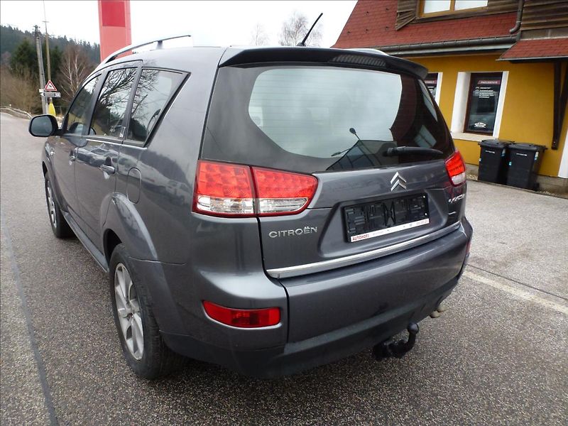 Citroën C-Crosser 2,2 HDi SX 7míst 4x4 - fotka 12 z 53