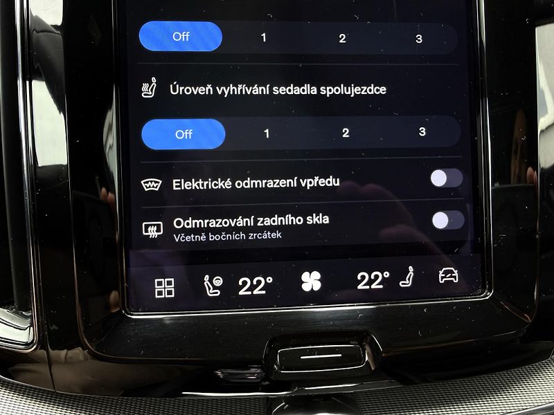 Volvo XC60 B5 AWD (benzín) // PLUS DARK - fotka 44 z 48