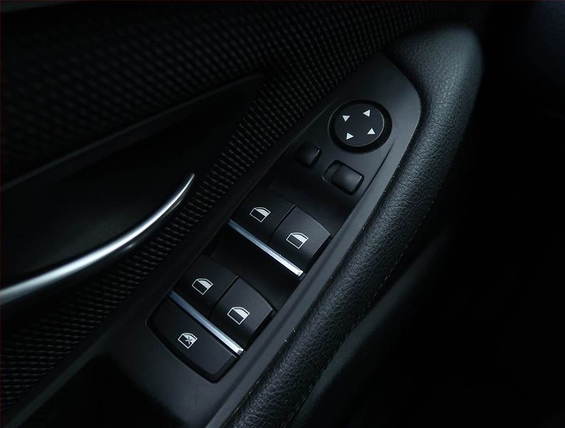 BMW Řada 5 (2015) 525d, 4X4, Automat - fotka 17 z 22
