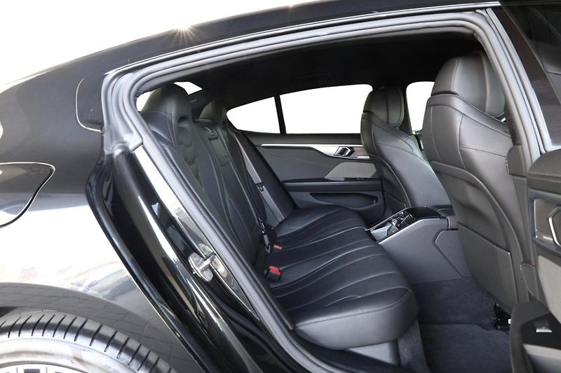 BMW Řada 8 M850i xDrive Gran Coupé - fotka 25 z 30