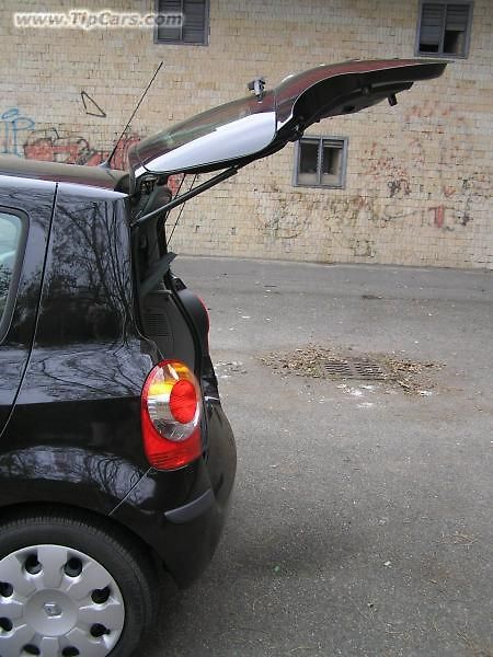 I přes vyšší stavbu karoserie je vůz překvapivě stabilní v zatáčkách, když se minimálně naklání.