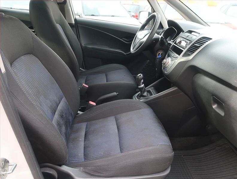Hyundai ix20 (2015) 1.4 CRDi, nová STK - fotka 9 z 14