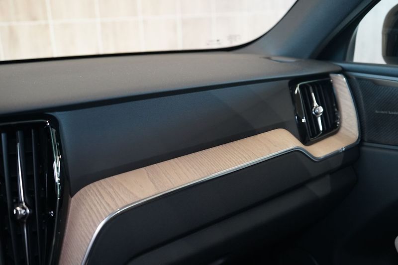 Volvo XC60 B5 PLUS Dark, Harman, 360° - fotka 37 z 42