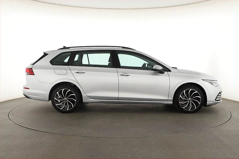 Volkswagen Golf (2021) Life 1.0 TSI, ČR,1.maj - fotka 6 z 18