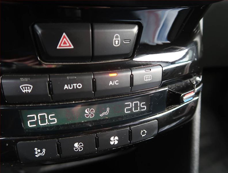 Peugeot 2008 (2016) 1.2 PureTech, Serv.kniha - fotka 20 z 20