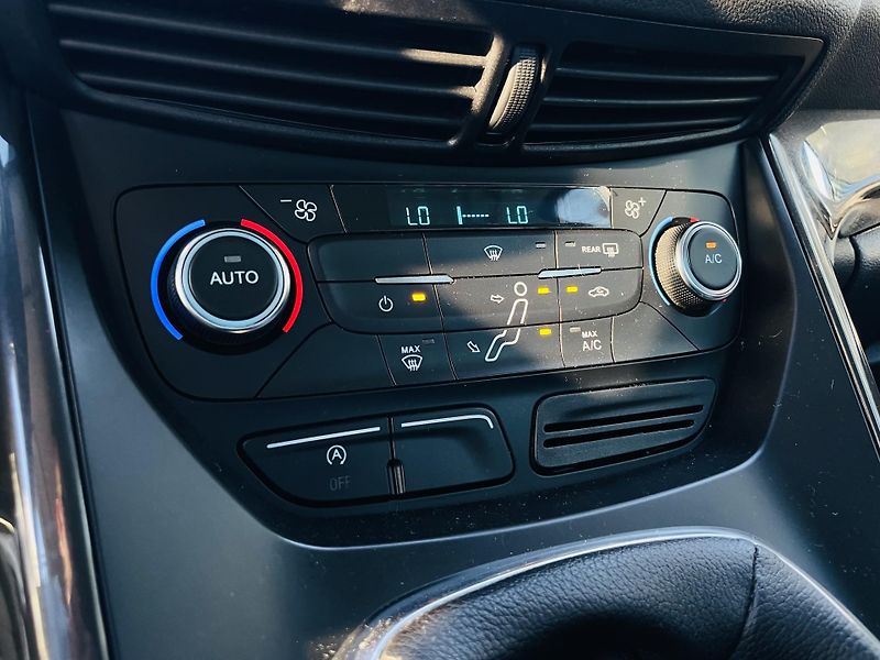 Ford Grand C-MAX 2.0TDCi MANUÁL 7MÍST SERVISKA - fotka 40 z 46