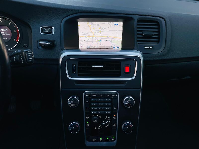 Volvo V60 2.0D4 5VÁLEC SERVISKA TAŽNÉ - fotka 35 z 48