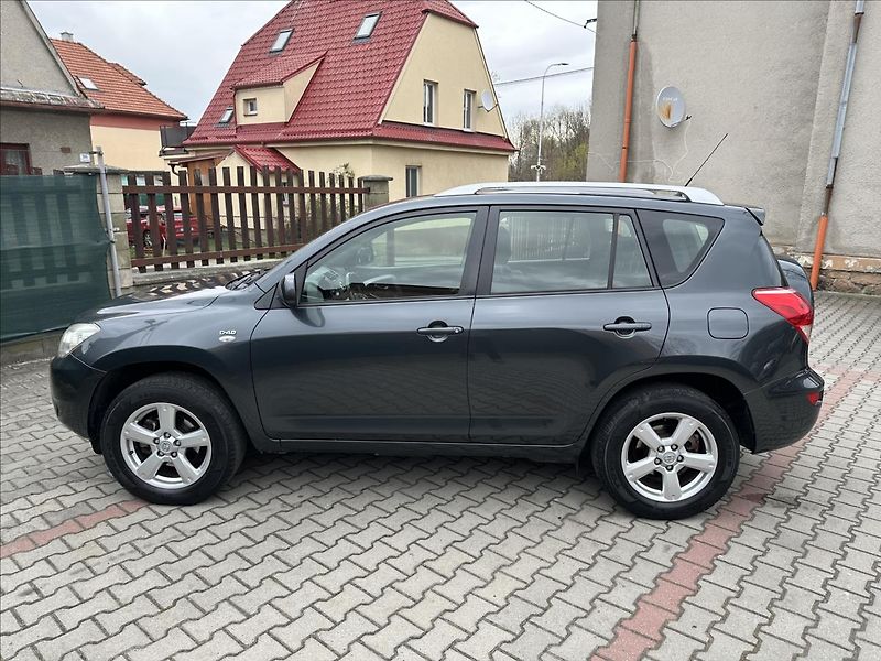 Toyota RAV4 2,2 D-4D BEZ KOROZE PO SERVISE - fotka 8 z 21