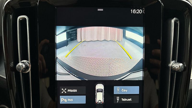 Volvo XC40 2.0 B4 AUT AWD Momentum Pro - fotka 12 z 29