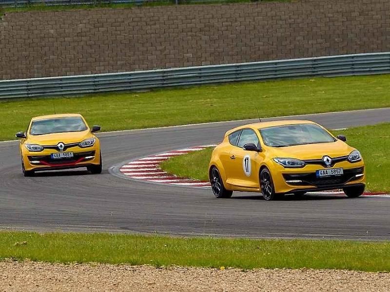 Rychlé Renaulty na Autodromu v Mostě.