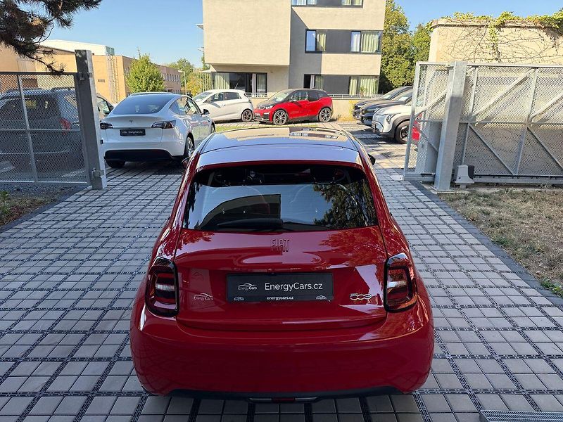 Fiat 500 (2023) RED 70kW Kamera - fotka 31 z 34