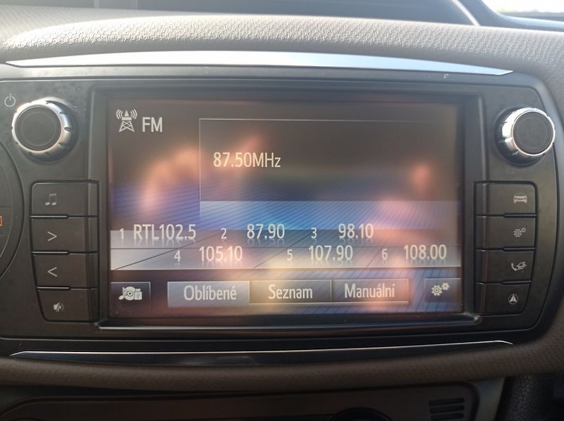 Toyota Yaris 1.5 Hybrid/Kamera/1MAJ/74kW - fotka 28 z 34