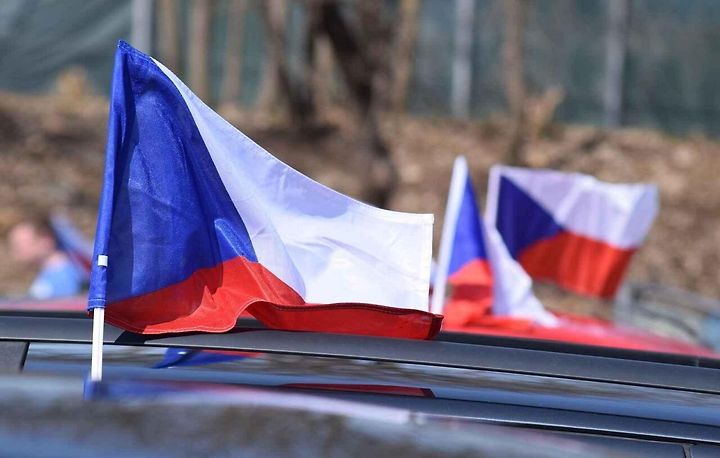 Vlajkami si zdobí svá auta také sportovní fanoušci.