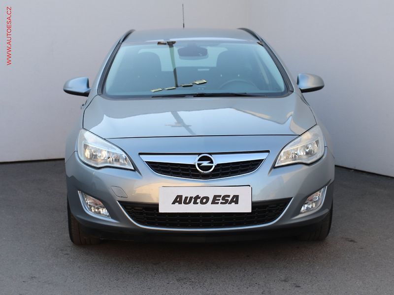 Opel Astra (2009) 1.9 CDTi - fotka 2 z 3