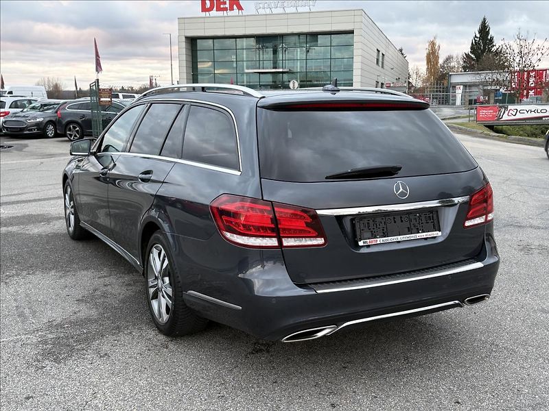 Mercedes-Benz Třídy E 2,2 200CDi 100kW,Led,Navi,Výhř - fotka 36 z 36