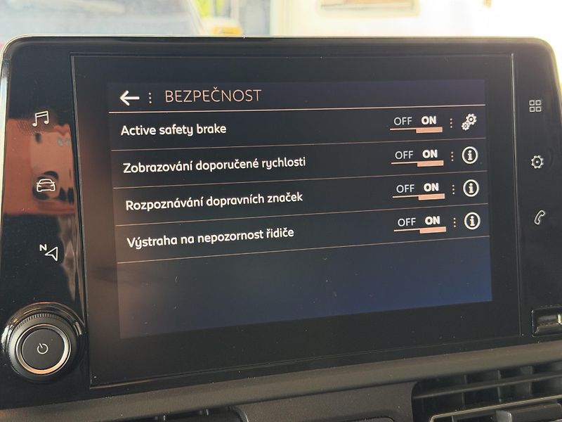 Peugeot Rifter GT LINE 1.5 BlueHDi 130 S&S EA - fotka 13 z 28