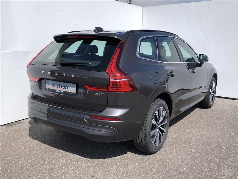 Volvo XC60 2,0 AWD MOMENTUM PRO  B4 - fotka 2 z 27