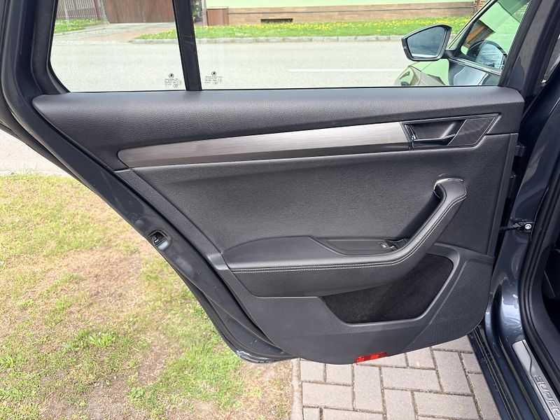 Škoda Superb 2.0TDI 147KW DSG MATRIX 4x4 - fotka 35 z 44
