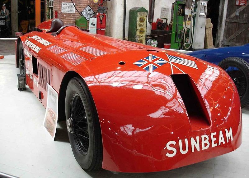 Rekordní automobil Sunbeam 1000HP, známý také jako Mystery nebo Slimák, tak jak byl po léta vystavován v britském Nationa Motor Museum v Bealieu.