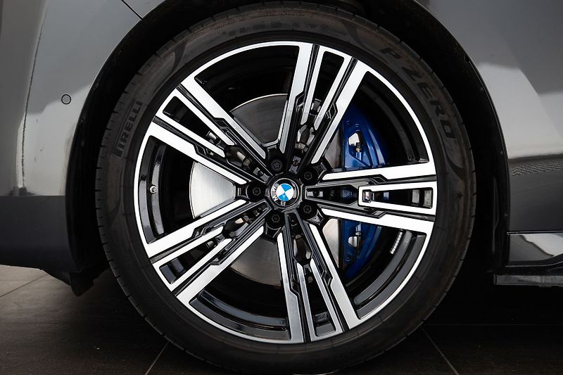 BMW Ostatní M70 xDrive Bower&Wilkins Diamo - fotka 21 z 23