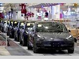 Automobily Tesla na výrobní lince.