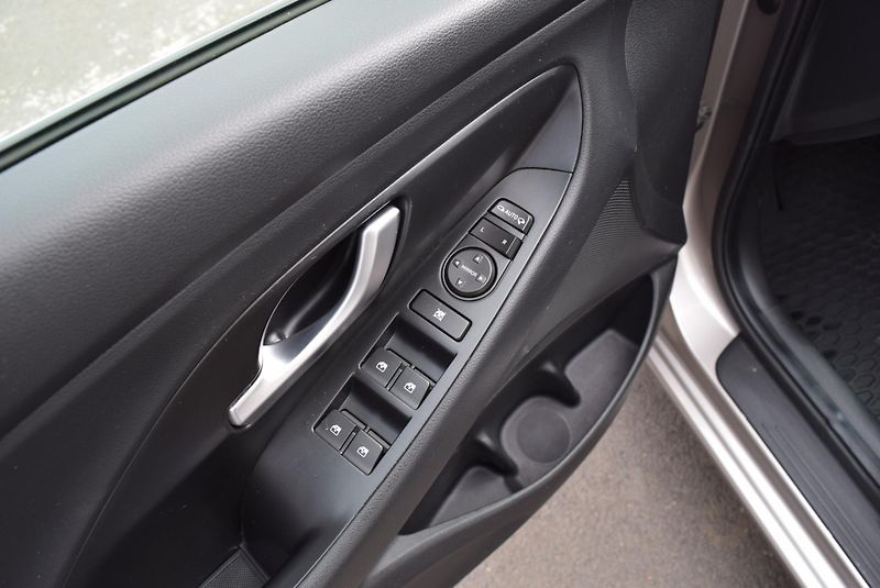 Hyundai i30 (2021) 1.6CRDi 85kw STYLE 7°AUTOMAT - fotka 20 z 49