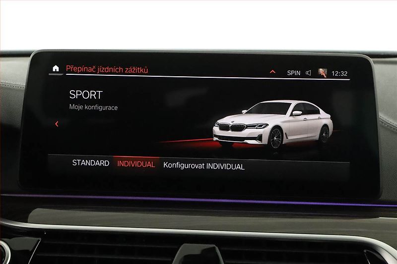 BMW Řada 5 (2020) 520d xDrive - fotka 14 z 31