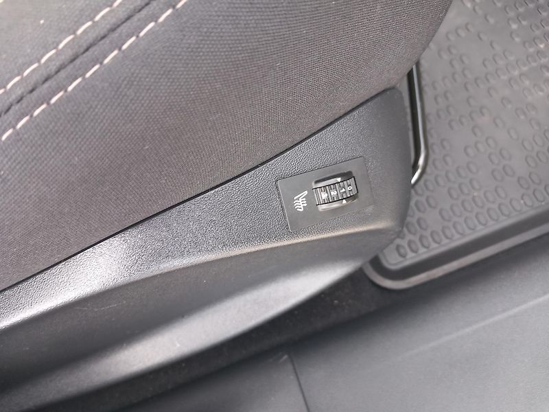 Peugeot 2008 (2015) 1,6HDi STYLE NAVI VYHŘ.SED. - fotka 17 z 38
