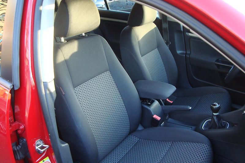 Volkswagen Golf (2011) VI.1.6TDi,ČR,S.kn1.MajSTK 8/27 - fotka 46 z 67