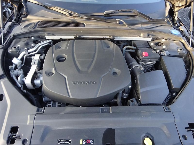 Volvo V90 D4 140kW BUSINESS PLUS DPH - fotka 28 z 32