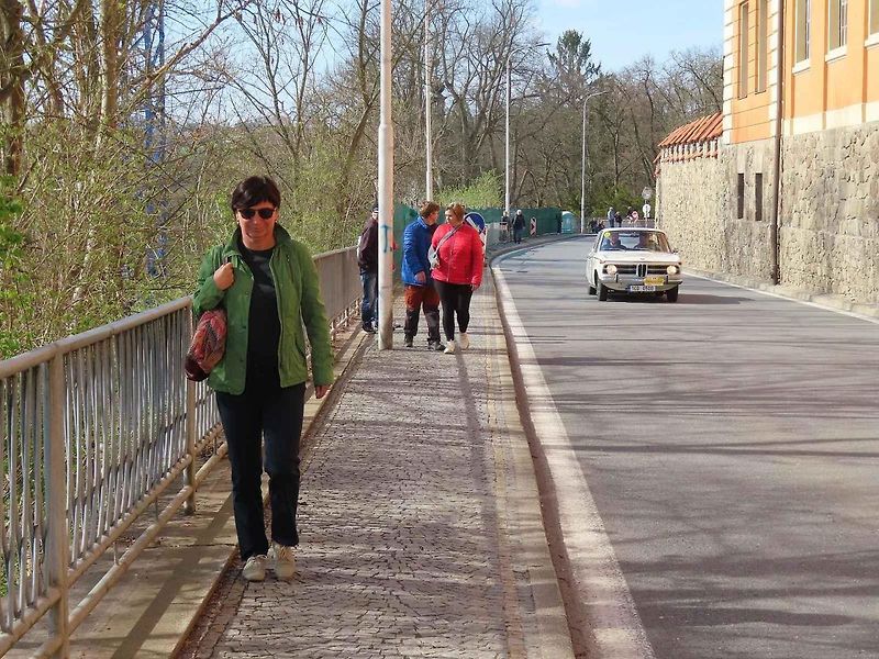 Michal a Jonáš Pavlíčkovi na startu. Rallye Spring Classic startovalo v sobotu 12. dubna dopoledne z jihočeského Tábora. Na trasu 231 kilometrů vyrazilo 100 posádek.
