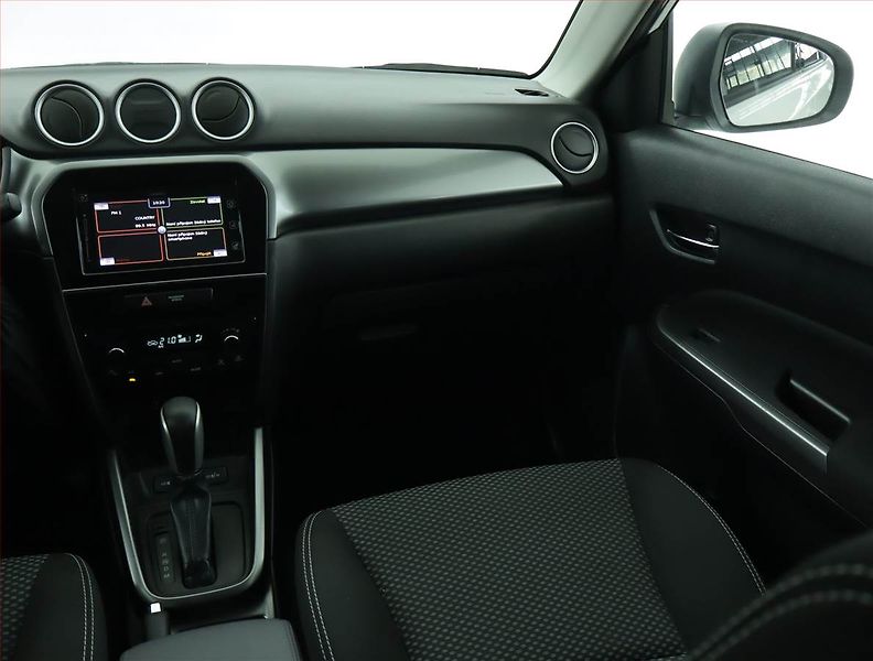 Suzuki Vitara (2018) 1.0 BoosterJet, Automat - fotka 8 z 16