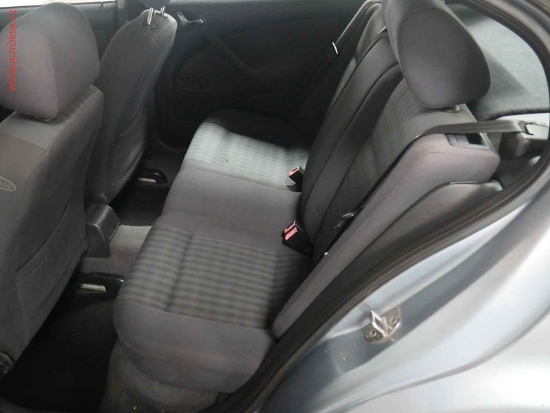 Škoda Octavia (2004) 1.6i, AC, park.asist - fotka 10 z 15